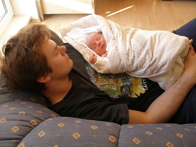 Na taťkovém bříšku je to jak na houpačce