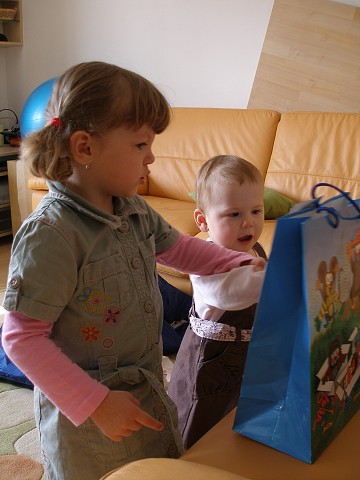 Vidíš, Terezko, co jsem všechno dostala?