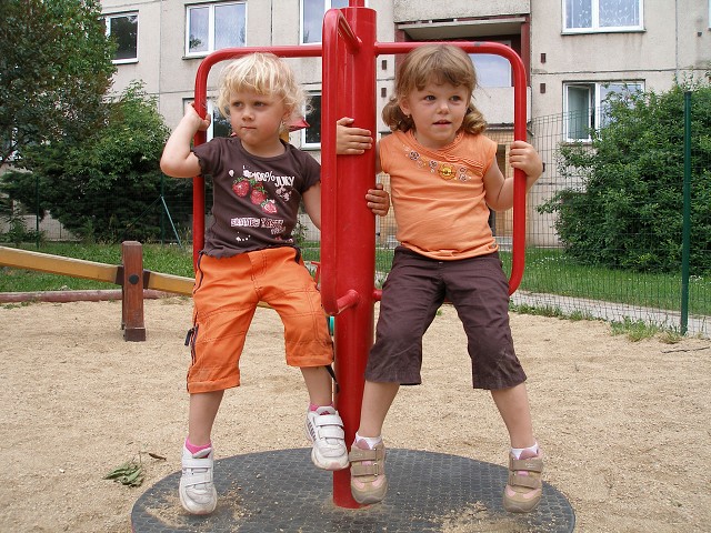 .. řádit na hřiště