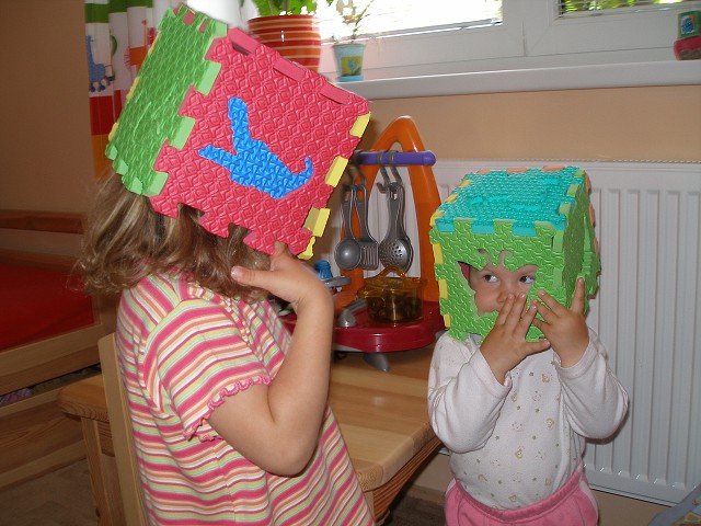 Mamka nám udělala helmy, slušivé, že?