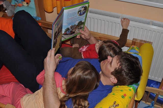 Taťka přečte pohádku a jde se spát.